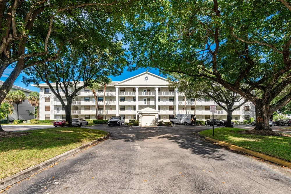 1709 Whitehall Dr #103 Davie, FL 33324