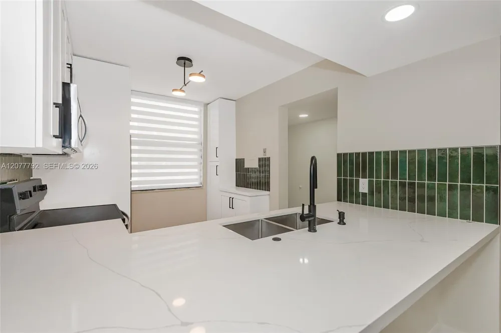 1709 Whitehall Dr #103 Davie, FL 33324