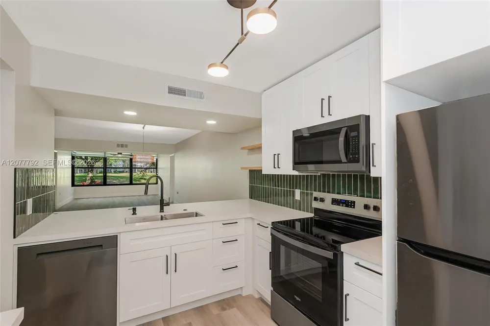 1709 Whitehall Dr #103 Davie, FL 33324