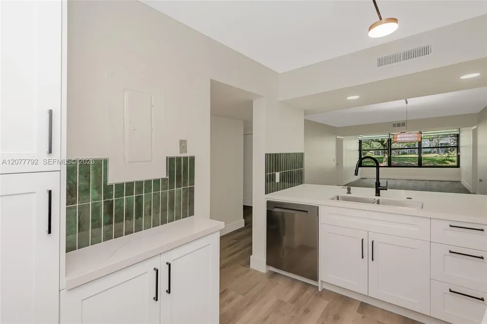 1709 Whitehall Dr #103 Davie, FL 33324