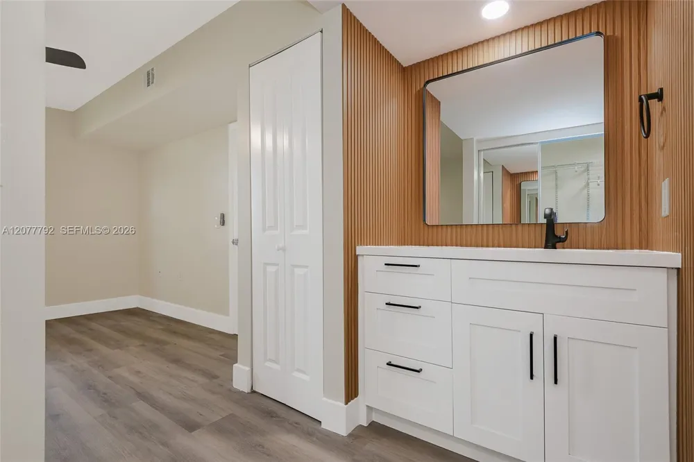 1709 Whitehall Dr #103 Davie, FL 33324