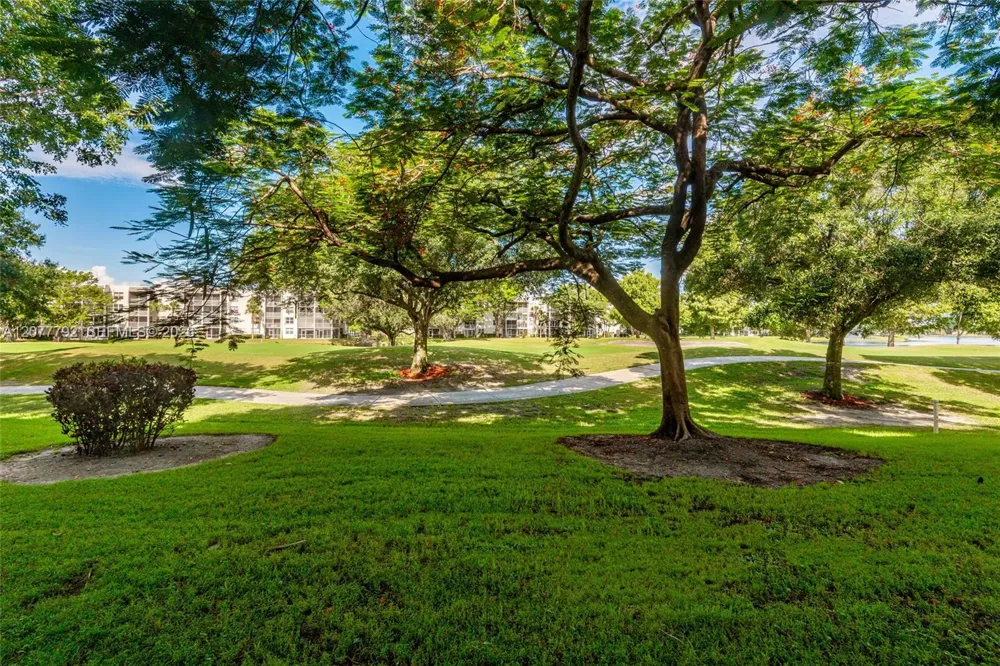 1709 Whitehall Dr #103 Davie, FL 33324