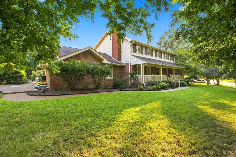 100 Applewood Valley Dr Hendersonville, TN 37075