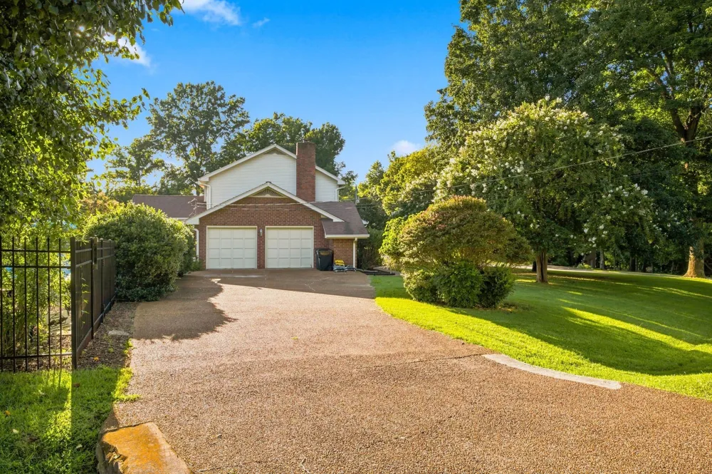 100 Applewood Valley Dr Hendersonville, TN 37075