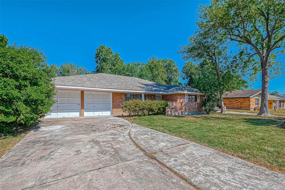 2946 Dragonwick Drive Houston, TX 77045