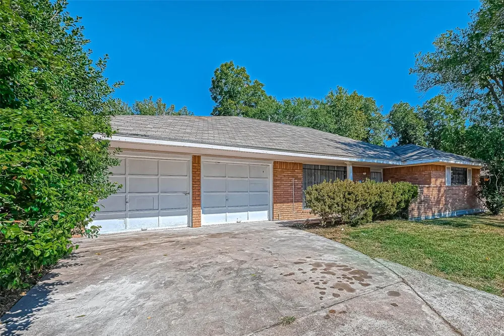 2946 Dragonwick Drive Houston, TX 77045