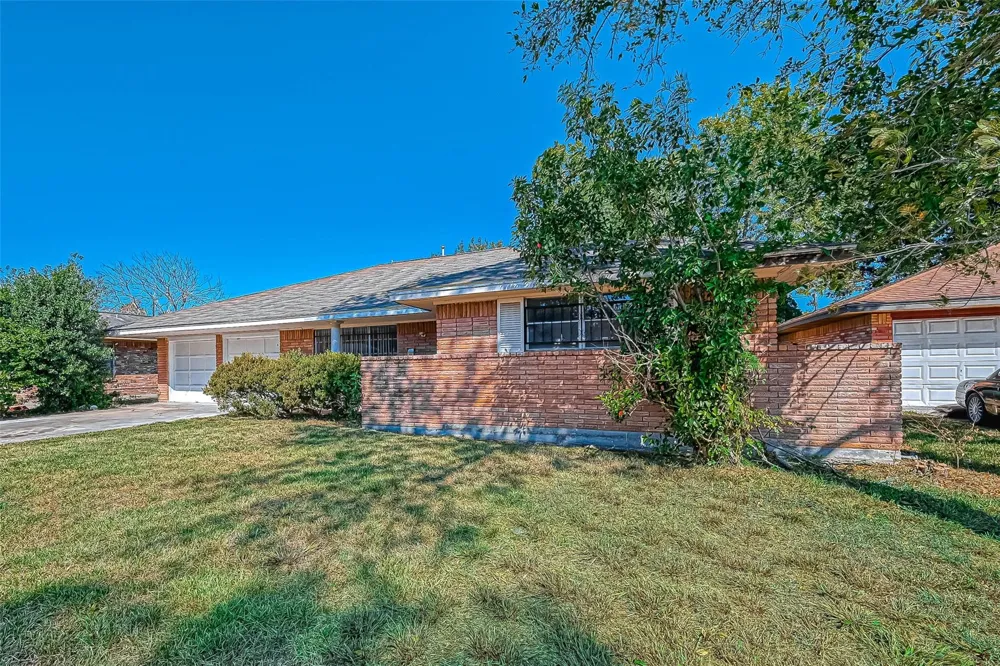 2946 Dragonwick Drive Houston, TX 77045