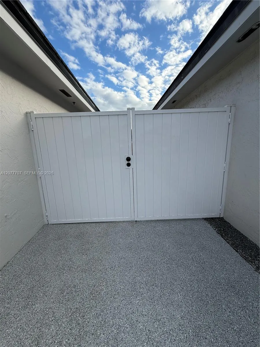2658 W 74th Ter Hialeah, FL 33016