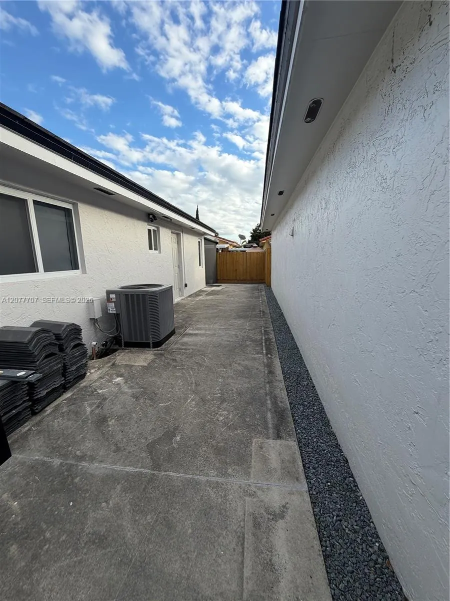 2658 W 74th Ter Hialeah, FL 33016