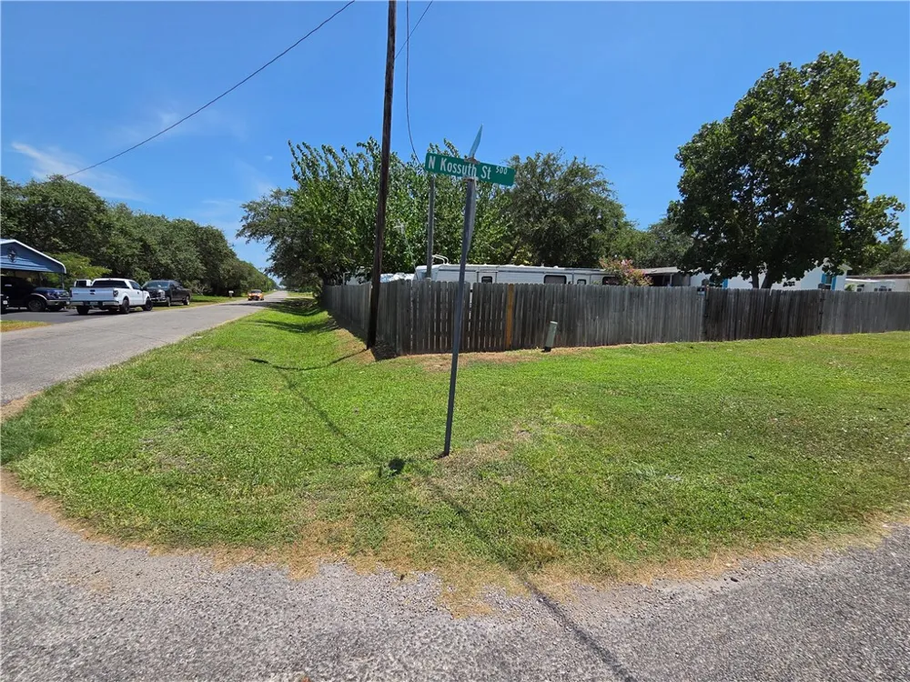 532 Kossuth Street Rockport, TX 78382