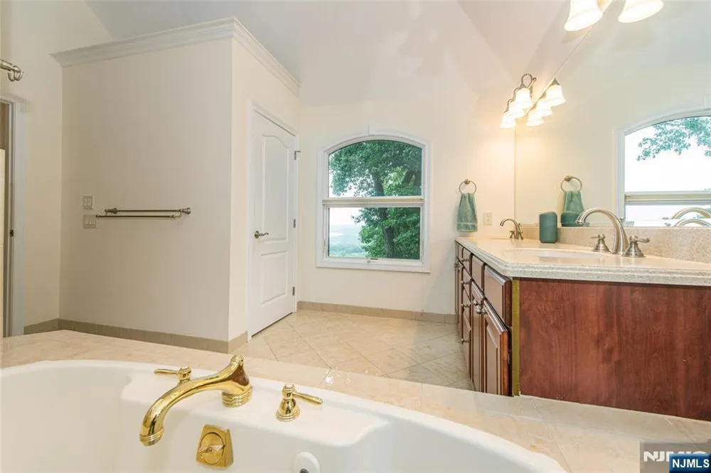 93 Coventry Way Ringwood, NJ 07456