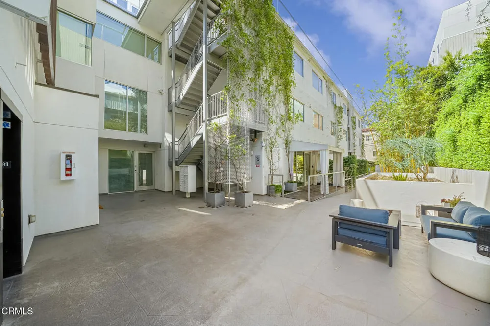 1345 Havenhurst Drive #16 Los Angeles, CA 90046