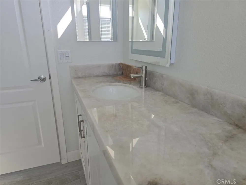 21500 Lassen #450 Chatsworth, CA 91311