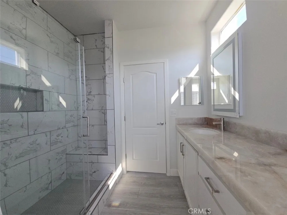 21500 Lassen #450 Chatsworth, CA 91311