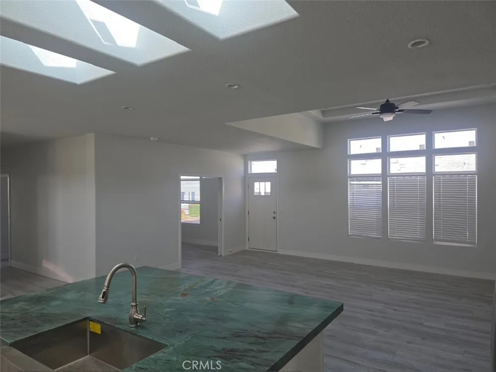 21500 Lassen #450 Chatsworth, CA 91311