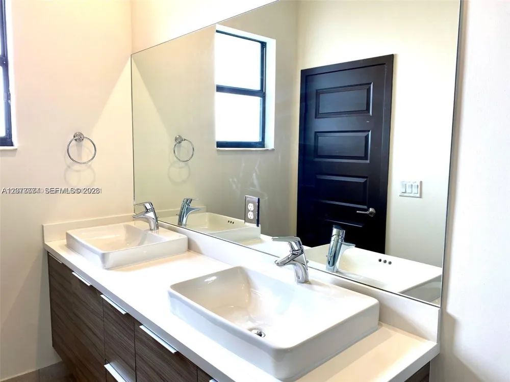 9116 NW 158th St Miami Lakes, FL 33018