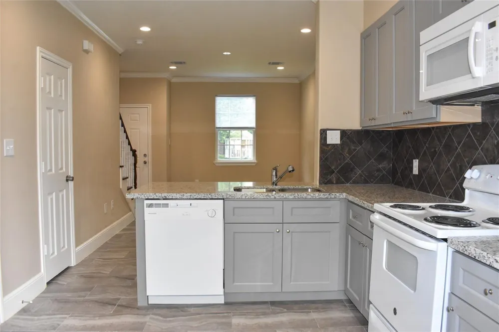 4746 3rd Bacliff, TX 77518