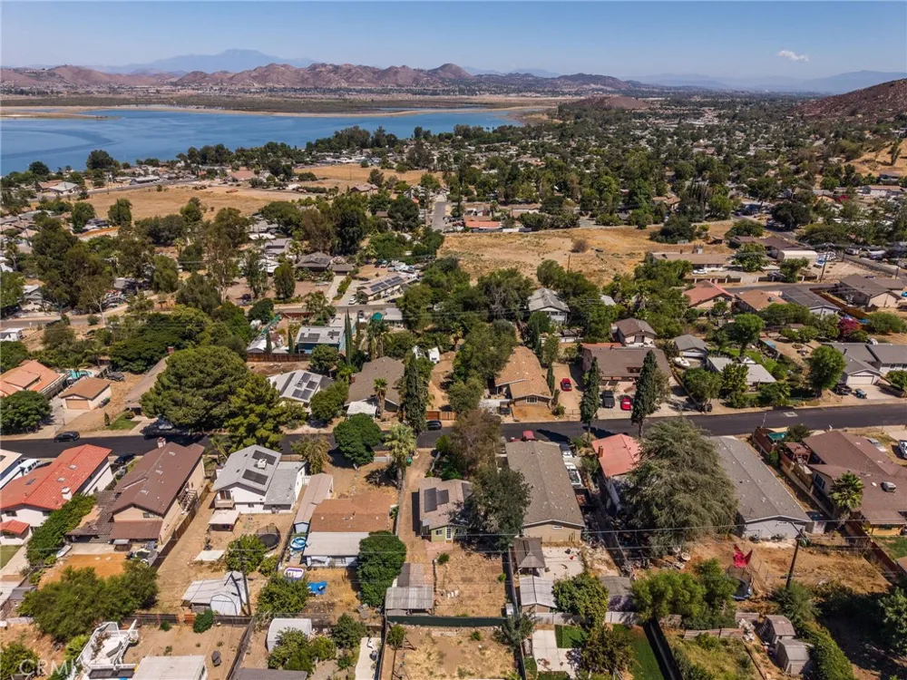 33205 Zellar Lake Elsinore, CA 92530
