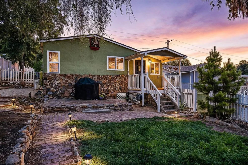 33205 Zellar Lake Elsinore, CA 92530