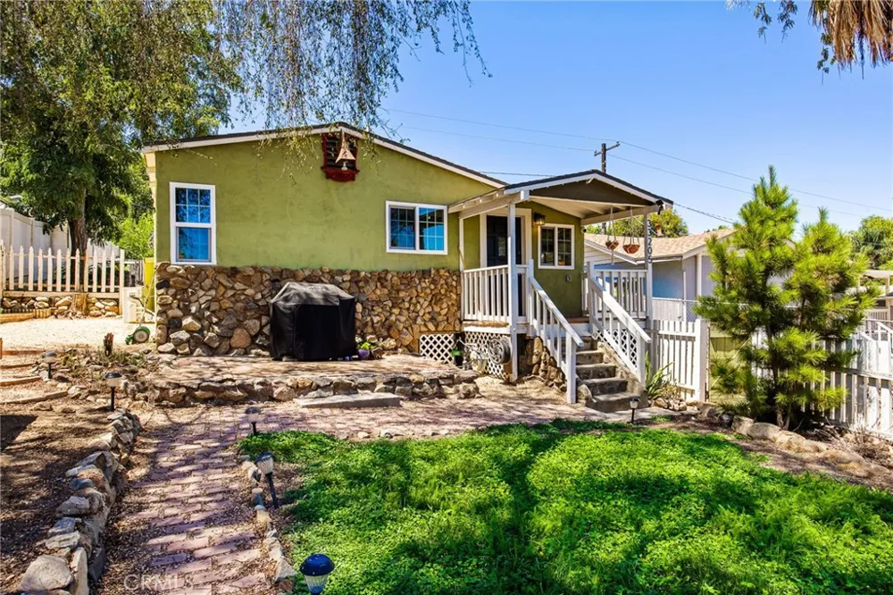33205 Zellar Lake Elsinore, CA 92530