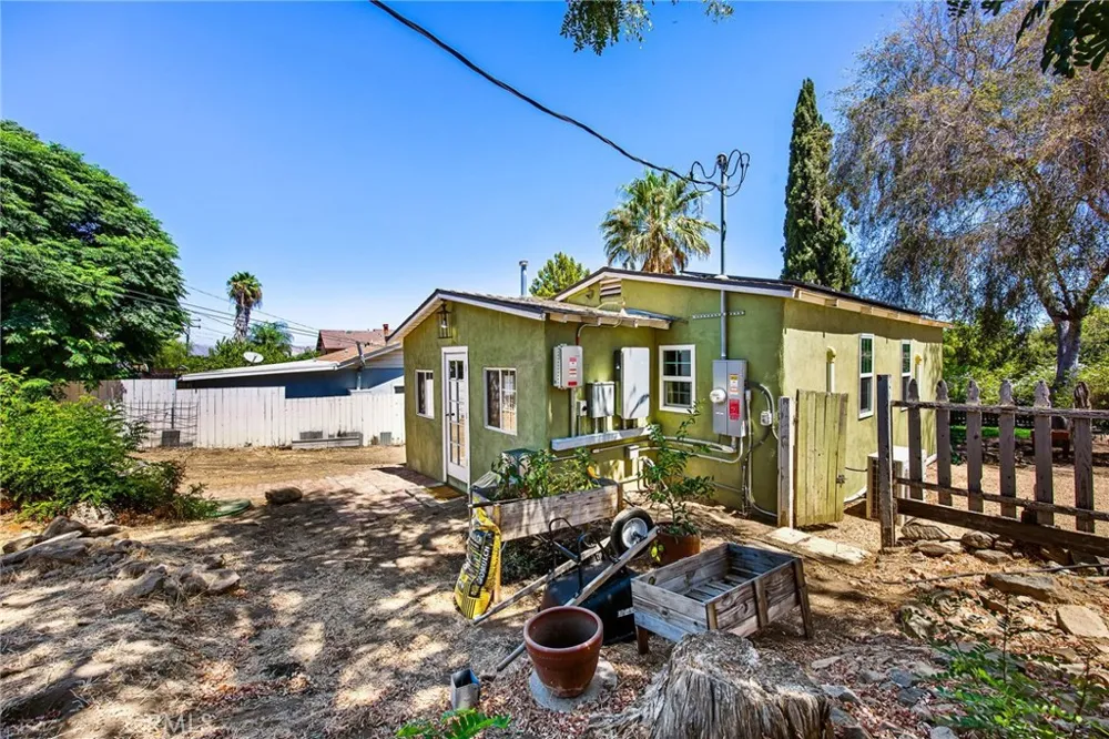 33205 Zellar Lake Elsinore, CA 92530