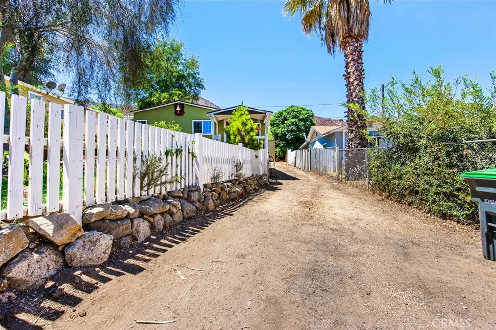 33205 Zellar Lake Elsinore, CA 92530