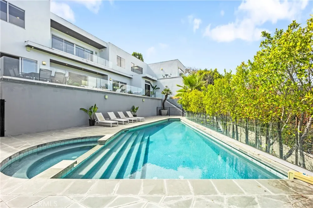 12148 Travis Los Angeles, CA 90049