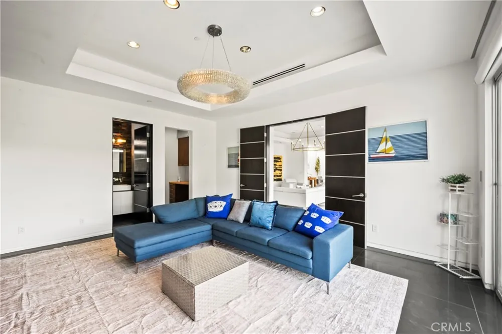 12148 Travis Los Angeles, CA 90049