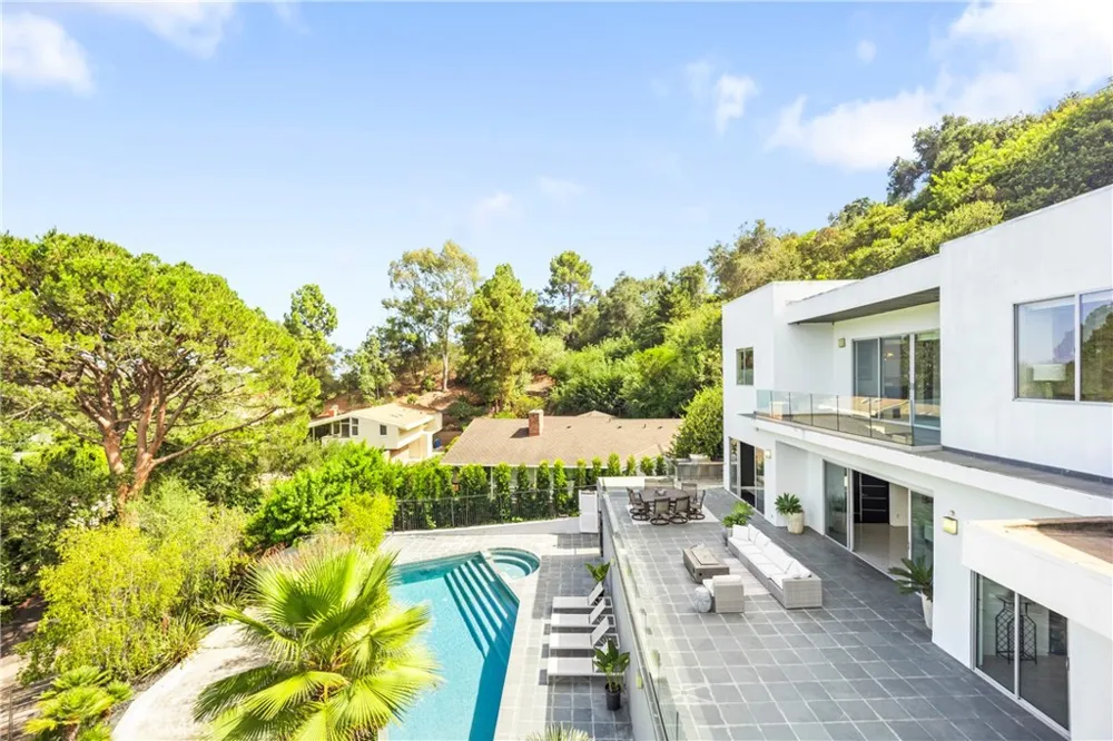 12148 Travis Los Angeles, CA 90049