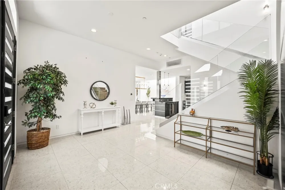 12148 Travis Los Angeles, CA 90049