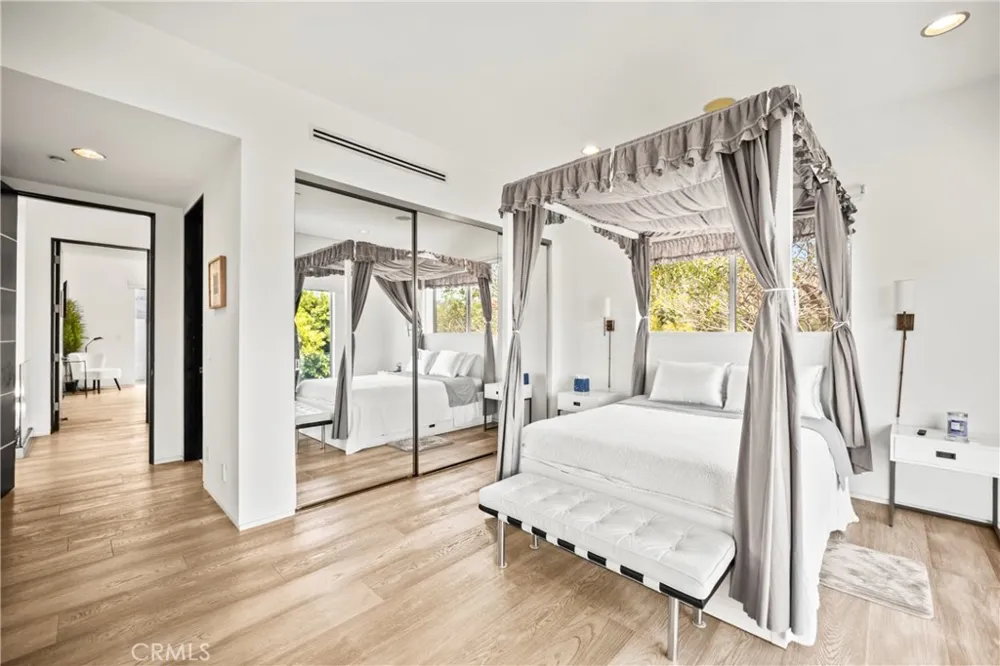 12148 Travis Los Angeles, CA 90049