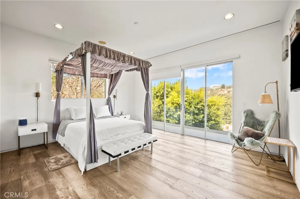 12148 Travis Los Angeles, CA 90049