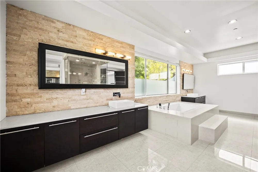 12148 Travis Los Angeles, CA 90049