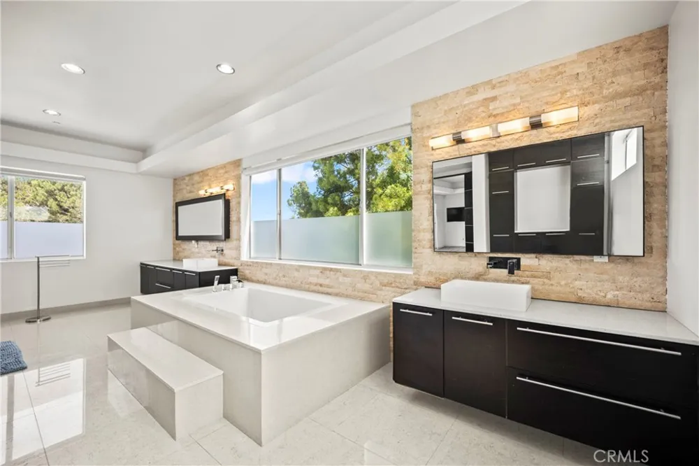 12148 Travis Los Angeles, CA 90049