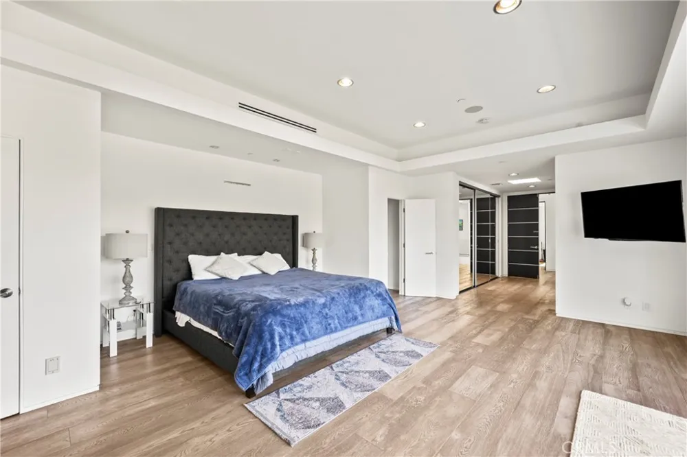 12148 Travis Los Angeles, CA 90049
