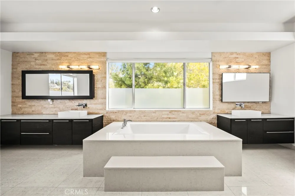 12148 Travis Los Angeles, CA 90049