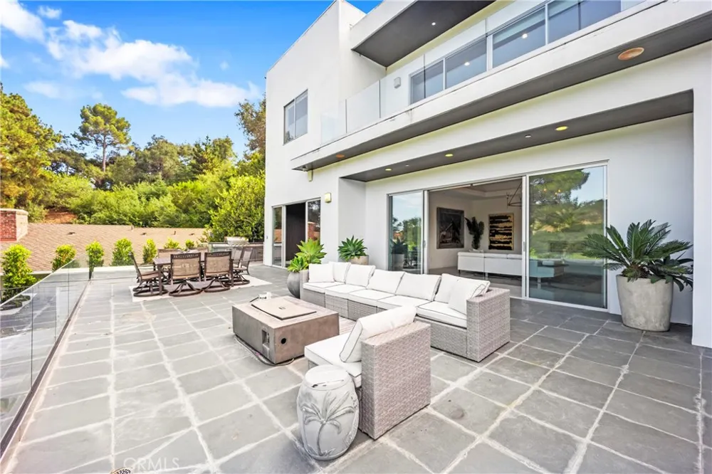 12148 Travis Los Angeles, CA 90049