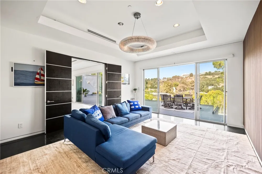 12148 Travis Los Angeles, CA 90049