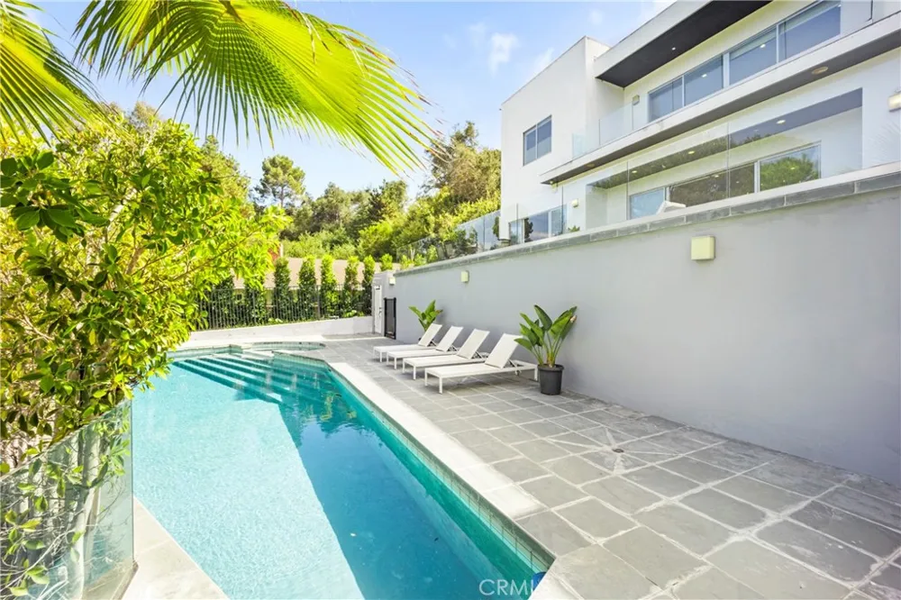 12148 Travis Los Angeles, CA 90049