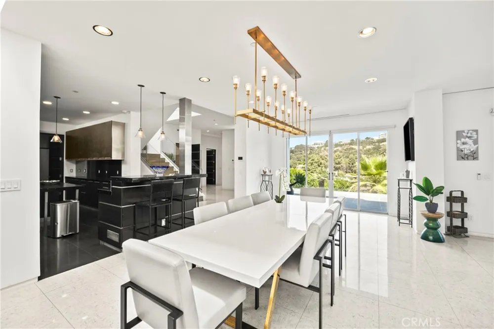 12148 Travis Los Angeles, CA 90049