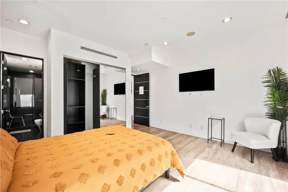 12148 Travis Los Angeles, CA 90049