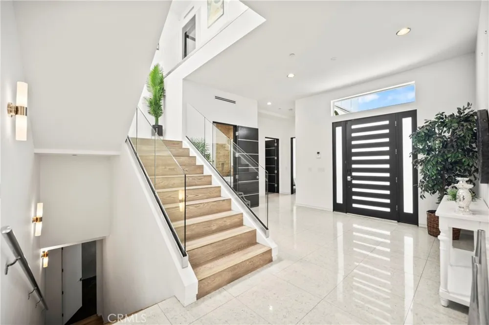 12148 Travis Los Angeles, CA 90049