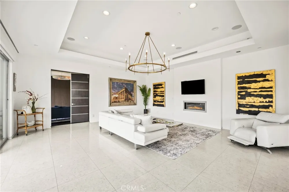 12148 Travis Los Angeles, CA 90049
