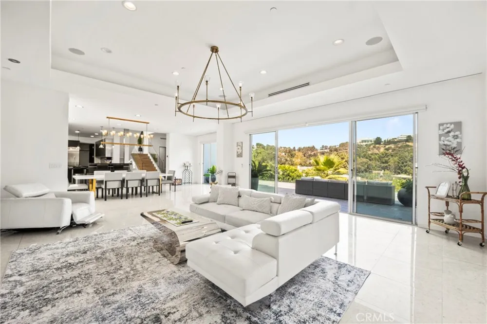 12148 Travis Los Angeles, CA 90049