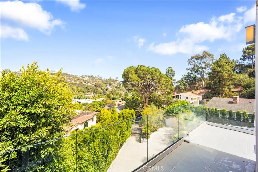 12148 Travis Los Angeles, CA 90049