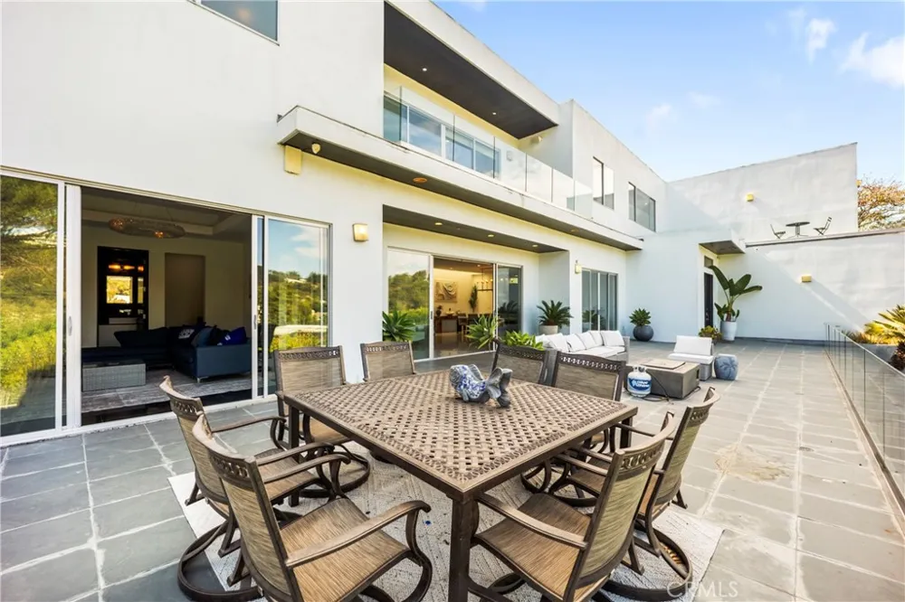 12148 Travis Los Angeles, CA 90049