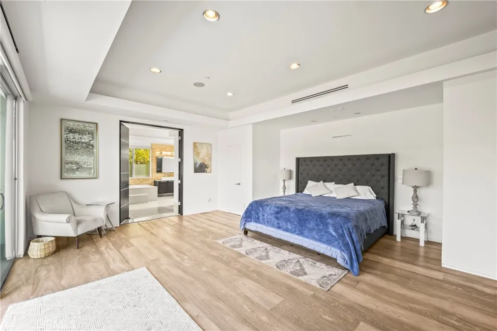 12148 Travis Los Angeles, CA 90049