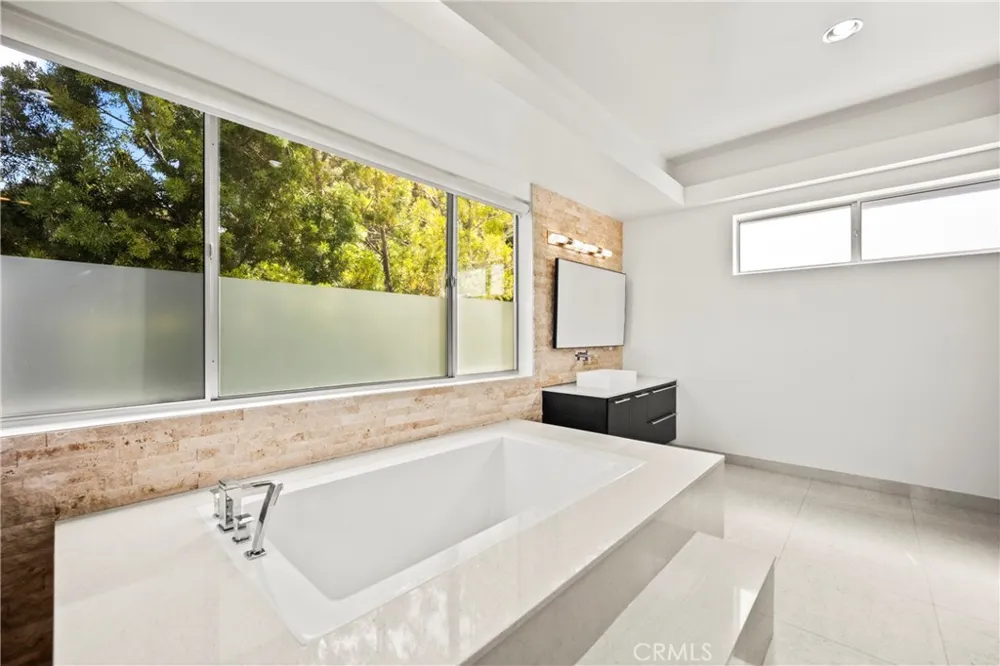 12148 Travis Los Angeles, CA 90049