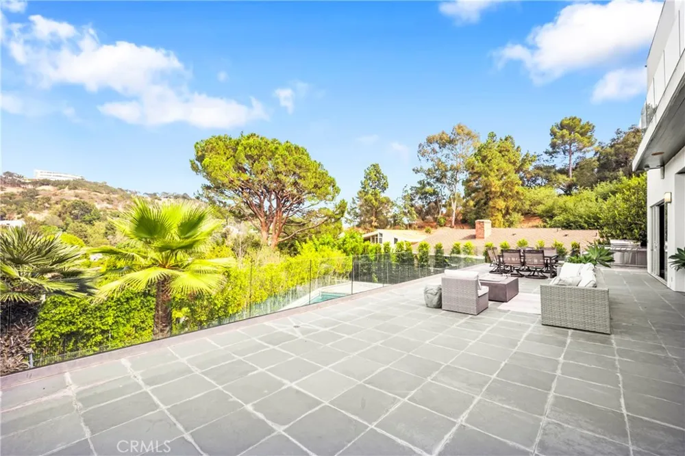 12148 Travis Los Angeles, CA 90049