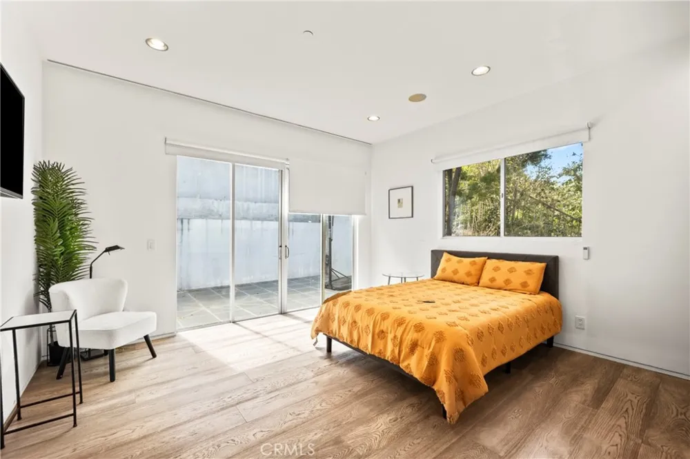 12148 Travis Los Angeles, CA 90049